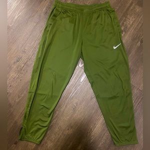 Nike men’s thermal fit joggers.